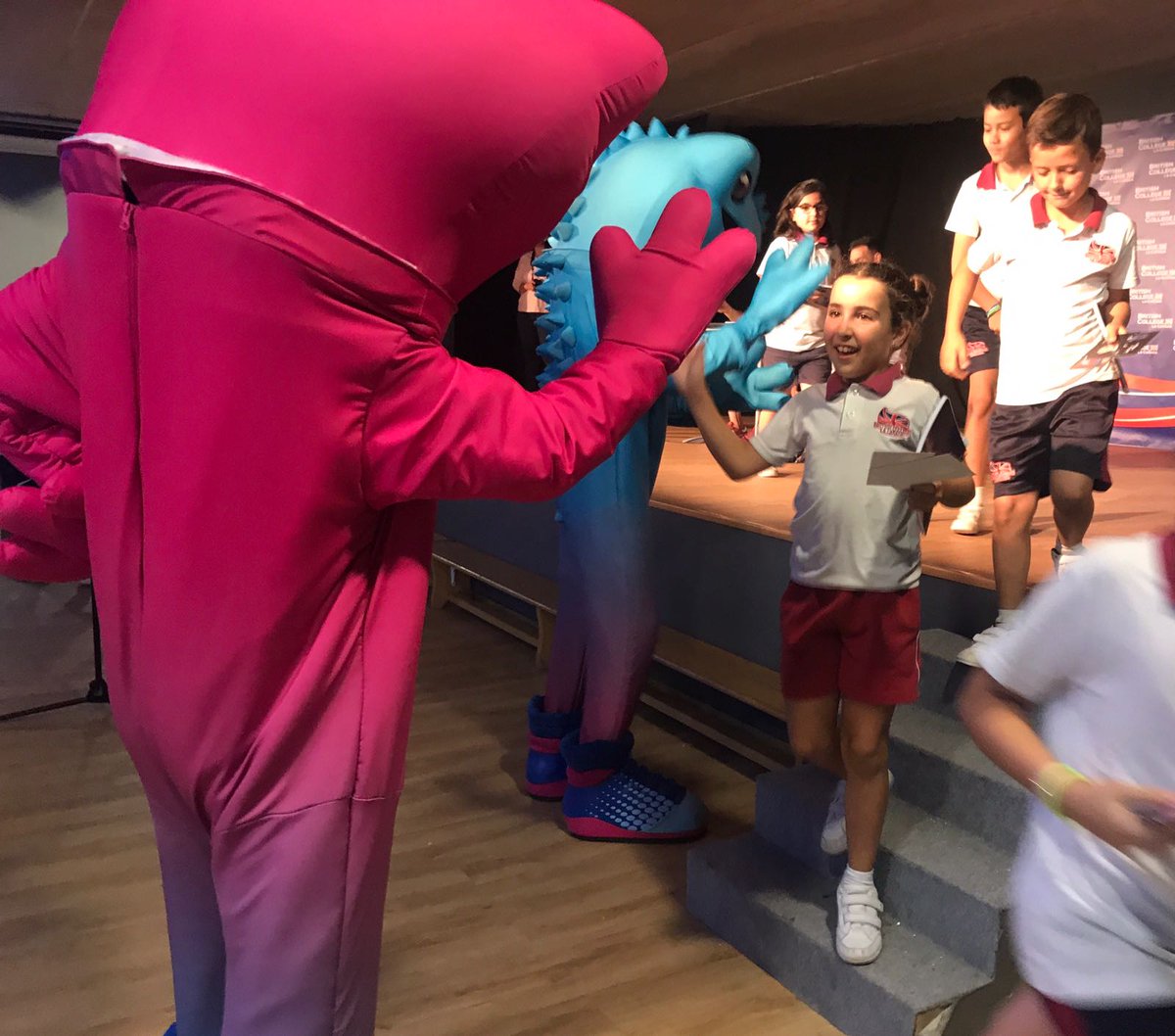 LevanteUD's tweet photo. ¡Qué alegría se han llevado los alumnos del British College de La Cañada con la visita de @Ivan_Lopez23 y @KokeRuiz1! 👧👦 #ElClubdelosNiños https://t.co/IOJro9JU4f