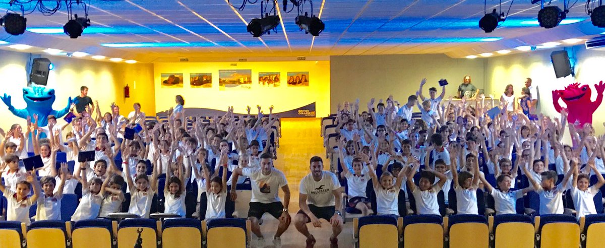 LevanteUD's tweet photo. ¡Qué alegría se han llevado los alumnos del British College de La Cañada con la visita de @Ivan_Lopez23 y @KokeRuiz1! 👧👦 #ElClubdelosNiños https://t.co/IOJro9JU4f