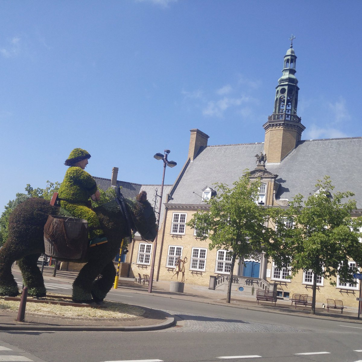 gem_Koksijde's tweet photo. Zag jij hem al schitteren op zijn vertrouwde plekje? Flor Kos staat weer helemaal in het nieuw... #garnaalvissertepaard #pronkstuk. https://t.co/1IZzkDjM24