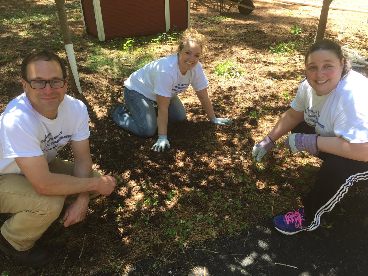 crich070's tweet photo. .#Dayofcaring2017 Pratt &amp; Whitney working hard and learning about the great work @wabanmatters does for the community @prattandwhitney @UTC https://t.co/v9R8d0l2V6