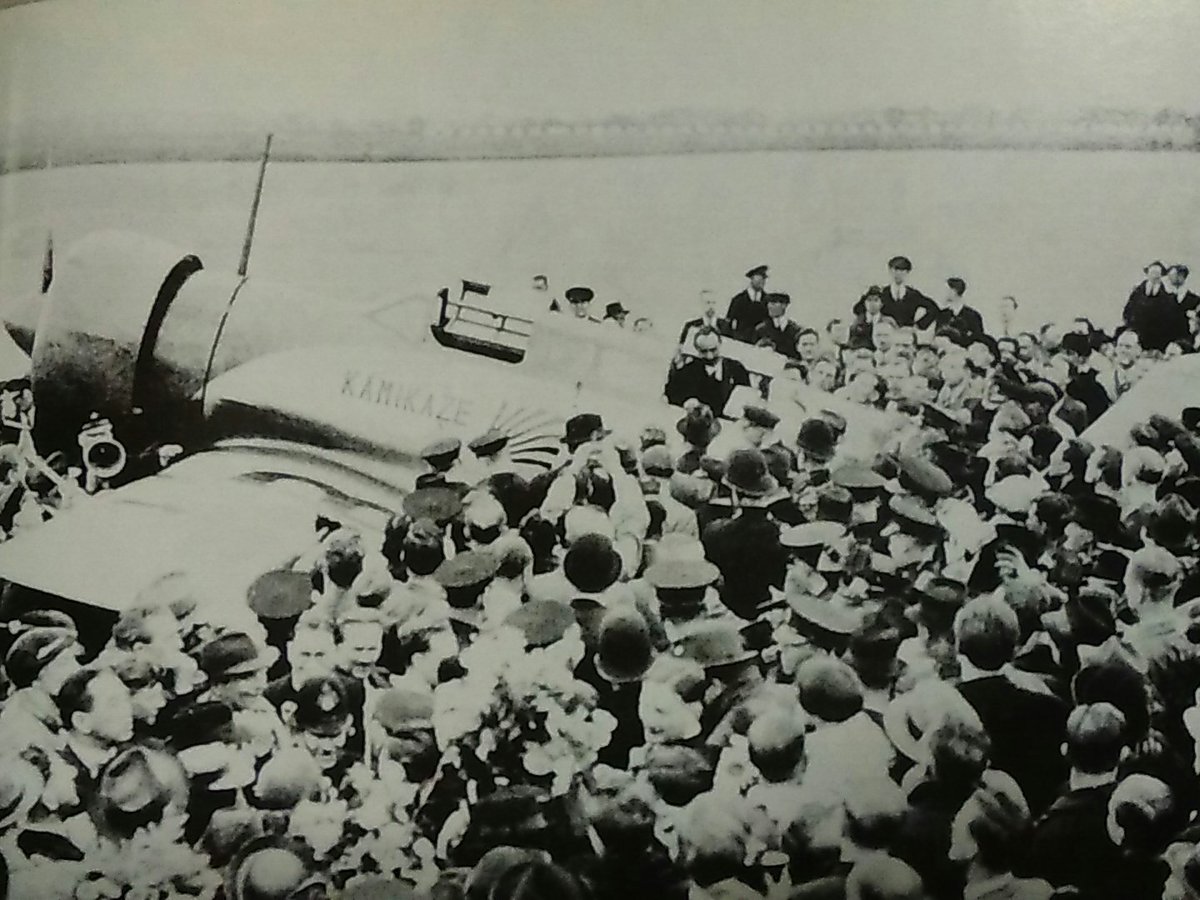 Twitter पर しいたけ 陸軍航空本部は飯沼の死を 戦死 と表現した 一方の塚越賢爾は 飯沼正明の死からおよそ８ヶ月後の昭和17 1942 年7月 ドイツへの極秘連絡飛行のため 長距離機キ77 に機関士として搭乗 シンガポールのカラン飛行場を離陸した だが キ77は