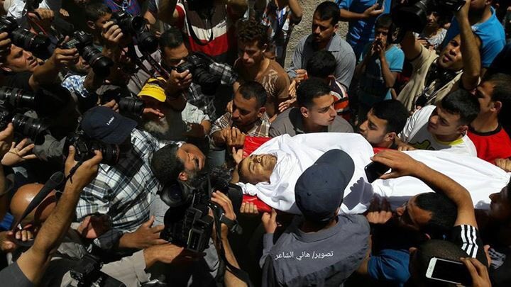 AbbsWinston's tweet photo. #Gaza: Daughter of Fadi Najjar, 36, crying &amp; screaming out during her dads funeral, " don't go &amp; leave me daddy." Israel murdered him y'day https://t.co/ZQkPTfVfIf