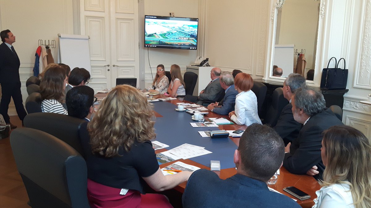 AlexxLamers's tweet photo. Minister Gorazd Žmavc krijgt van onze partners te horen waarom #Slovenie in de #Mechelen regio zou moeten investeren. @VokaKvKMechelen #voka https://t.co/VFBCCKV4WQ