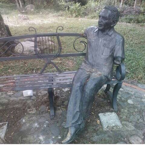 Amochavez12's tweet photo. Pacíficos roban estatua de Tulio Febres Cordero en su natalicio y mutilan la del Gabo en Mérida. Crimen cultural! #JustoEsPueblo https://t.co/B0NT5oOTjo