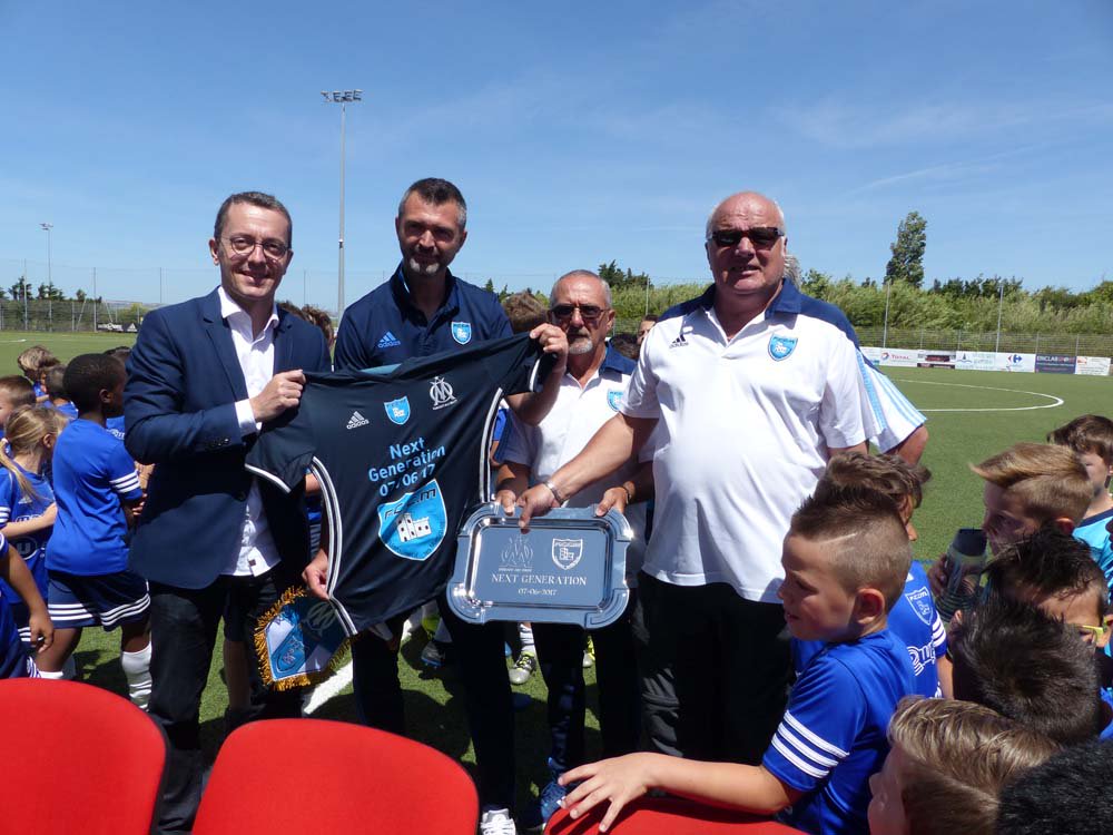 FCCMfoot's tweet photo. Signature cet apm du partenariat OM-@FCCMfoot avec la présence d'un @jheyraud très sollicité par les jeunes du FCCM #nextgeneration https://t.co/YZrOnCHmTz