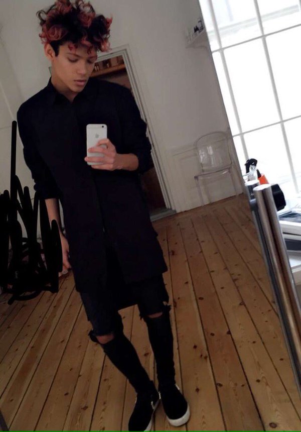 evaits1's tweet photo. HOTTIE 
My #TeenChoice nominee for #ChoiceNextBigThing is @FOandOmusic https://t.co/MsYINH6VBf