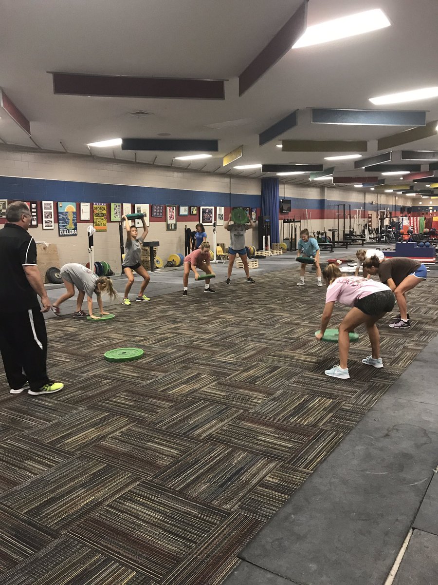 SVAVolleyball's tweet photo. SVA Volleyball returning players doing work at 8am. https://t.co/DDMhIc5Y9z