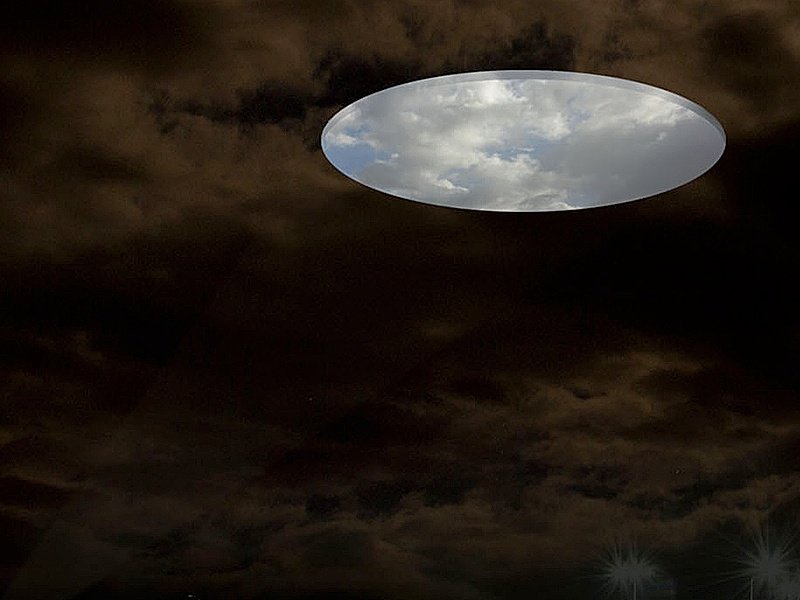 #artistidelplf: il cielo notturno diventa la tela d'artista, la proiezione del cielo diurno la sua opera. Notte/giorno, natura/artificio