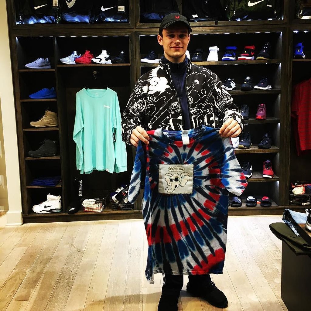 ward9dmv's tweet photo. Stoked customer picked up the 1of1 jacket and tee by local designer @sPACYcLOUd 'walking art' feels #FlyDMV #DMVbr… https://t.co/tfRyTwnx2R https://t.co/elOlnNFo26