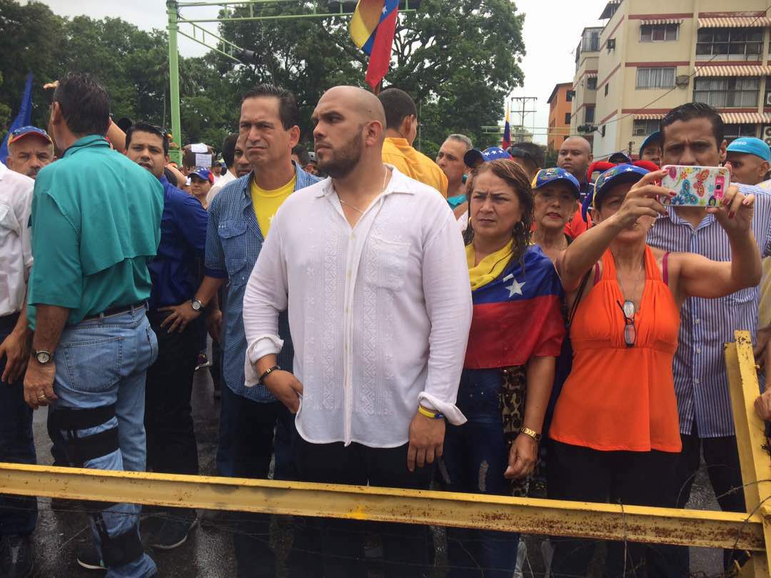 LucioHerrera's tweet photo. Hoy bajo la lluvia llegamos al #CNE. Llenos de energia y convicción para enfrentar la estafa histórica de la #Constituyente  del Régimen. https://t.co/xzoNXwPWAN