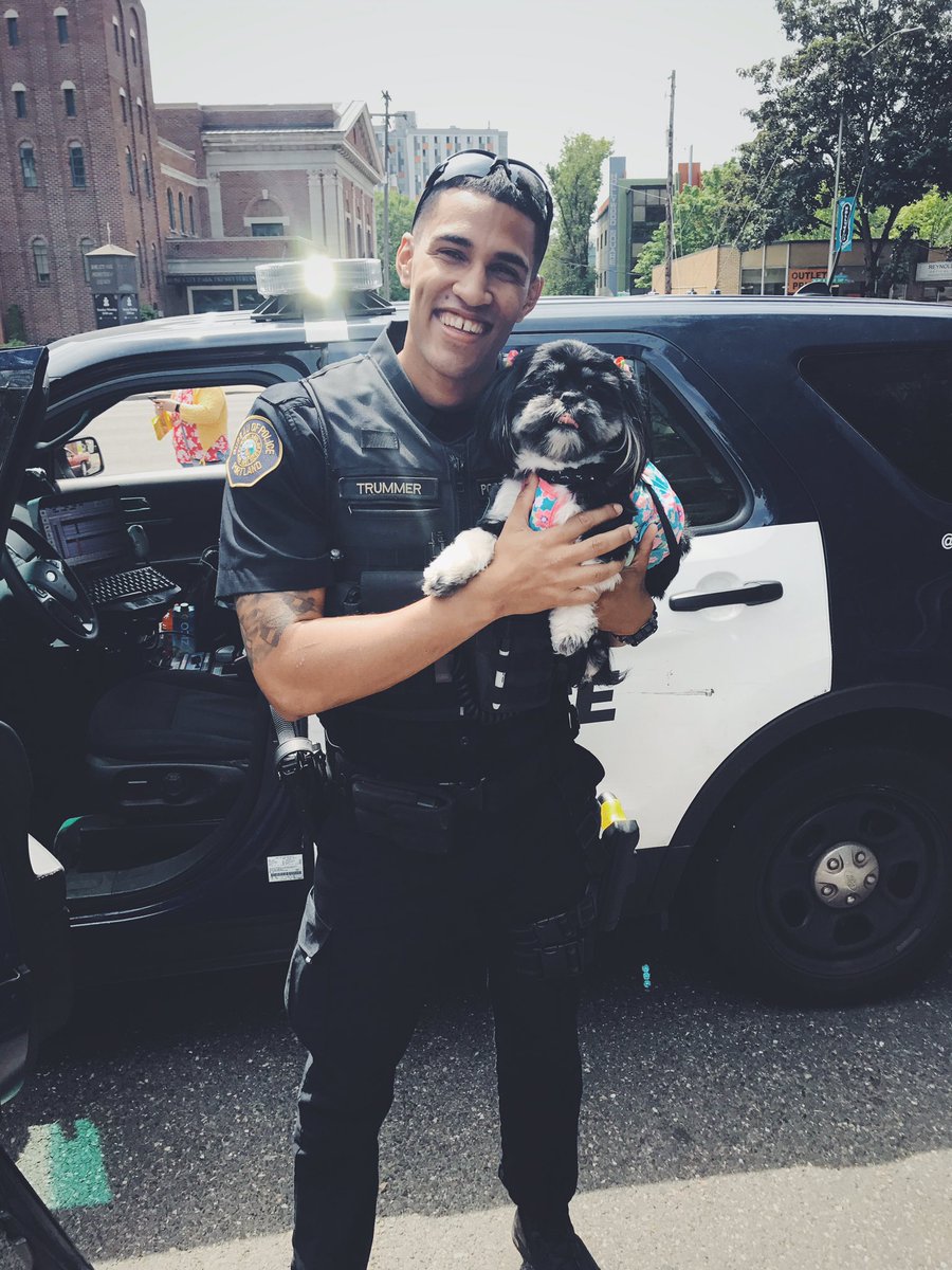 PortlandPolice's tweet photo. Central Precinct Officer Trummer made a few friends at the @pdxrosefestival Jr. Rose Parade.  https://t.co/eDPcptLVpR https://t.co/xpz96MW9cL
