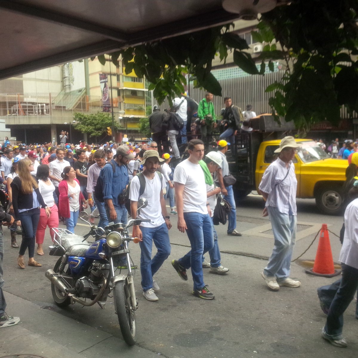 EXCELTISIMO's tweet photo. #7m #chacao vía #chacaito #miranda 2pm @ResistenciaV58 #resistencia @trafficARC https://t.co/XzfOXvrdxK