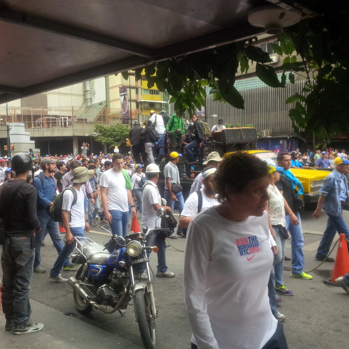 EXCELTISIMO's tweet photo. #7m #chacao vía #chacaito #miranda 2pm @ResistenciaV58 #resistencia @trafficARC https://t.co/XzfOXvrdxK