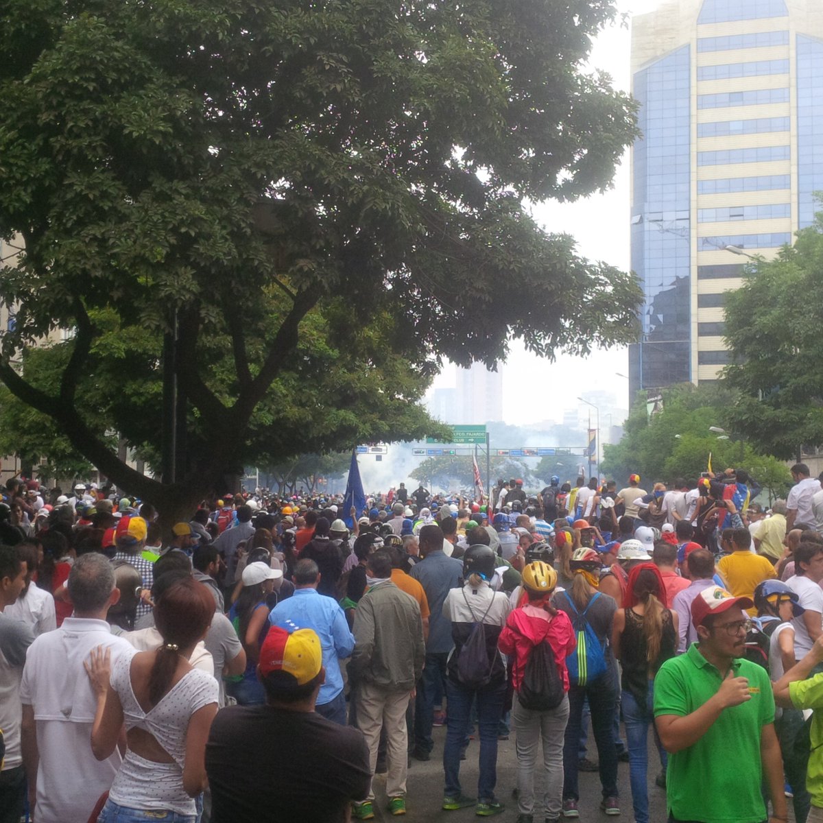 EXCELTISIMO's tweet photo. #7m #chacao vía #chacaito #miranda 2pm @ResistenciaV58 #resistencia @trafficARC https://t.co/XzfOXvrdxK