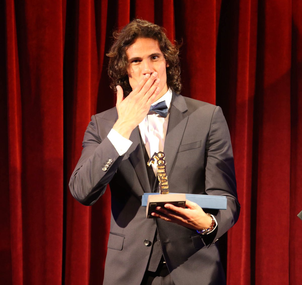 FootballLeader's tweet photo. Cavani super premiato di Football Leader 2017!!! #FootballLeader2017 @ECavaniOfficial https://t.co/zm7vLspWCP