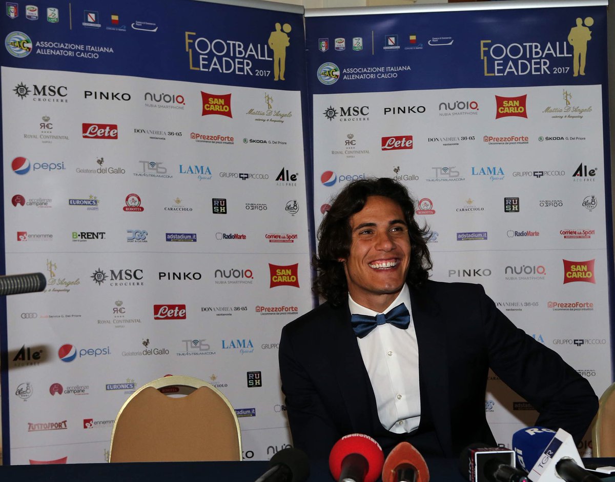FootballLeader's tweet photo. Cavani super premiato di Football Leader 2017!!! #FootballLeader2017 @ECavaniOfficial https://t.co/zm7vLspWCP