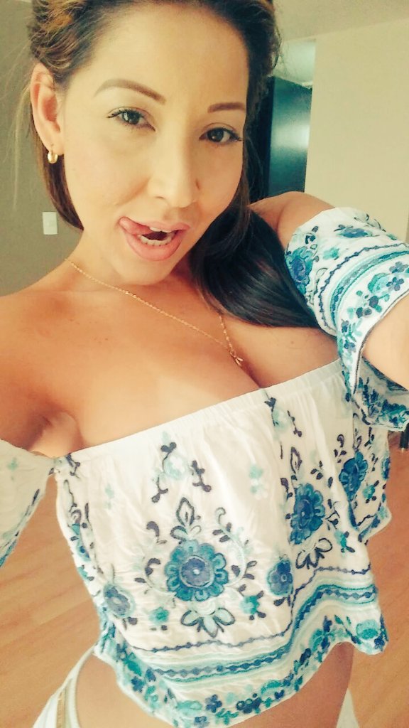 AndreinaPicore1's tweet photo. Buenas tardes ....papacitos ricos ..#divasexy #venezolana #lapicorellihaciendodelassuyas https://t.co/mbH0tqlumQ
