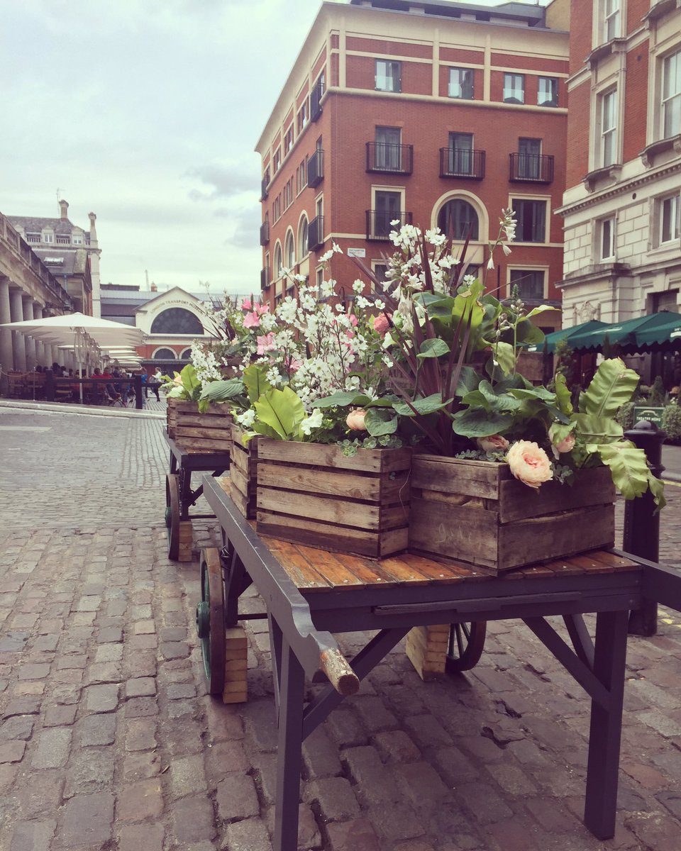 oliveylhou's tweet photo. Flower cart at Covent Garden -all about presentation #littlegreat https://t.co/UYbH10Zym1