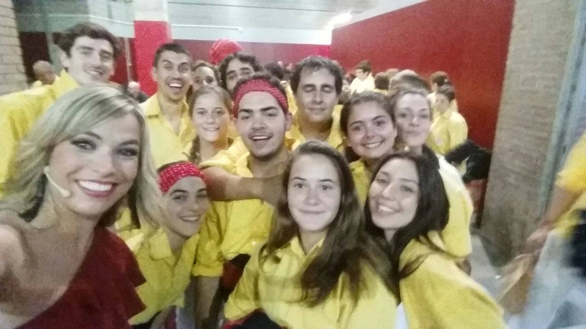 EliCarnice's tweet photo. Empresarialment autèntics! Genials @elsgrocs actuant dins el Sant Jordi. Junts fent pinya! 3 de 7 coronat de valors #30PremisPimes @pimec https://t.co/B8K0yioSCB