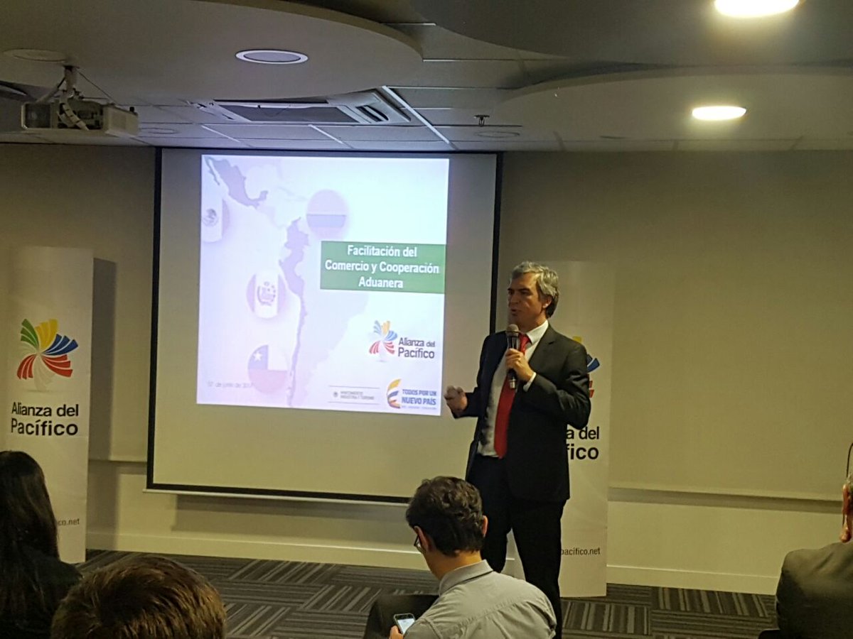 PROCOLOMBIACO's tweet photo. "Nuestro objetivo es la facilitación del comercio entre #PaísesAP,optimizando trámites y procesos" Luis Fuentes @MincomercioCo #ProtocoloAP https://t.co/flu8iVv9rC