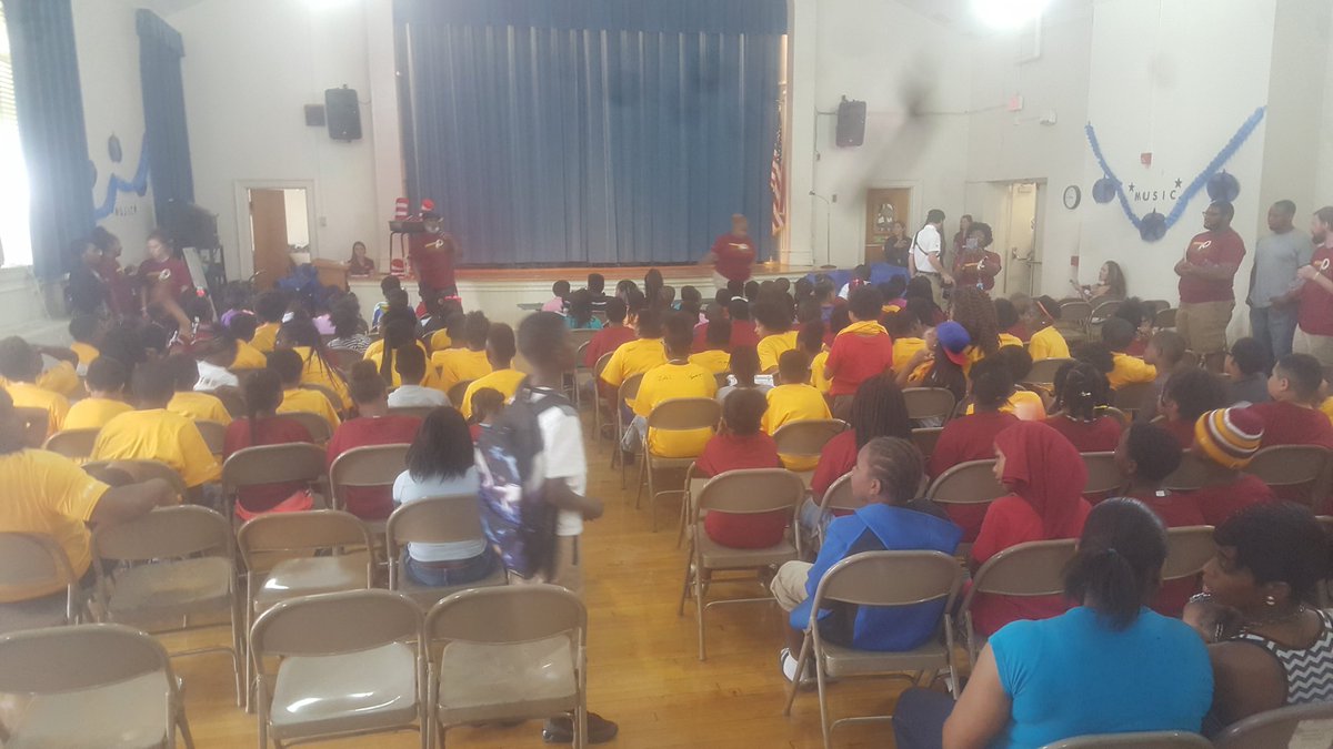 Chip_Brierre's tweet photo. While @Redskins hold final week of voluntary OTAs, their Charitable Foundation partnered w/ #SwansboroElementary #RVA for #ReadDay! @8NEWS https://t.co/5G36gwSA1S