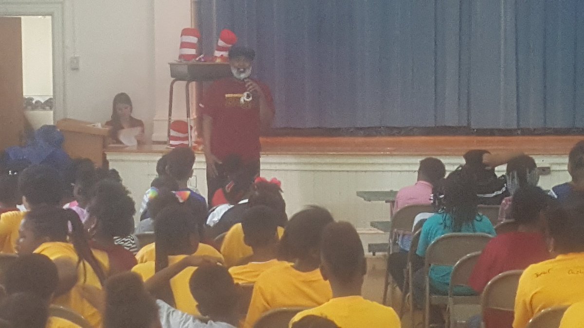 Chip_Brierre's tweet photo. While @Redskins hold final week of voluntary OTAs, their Charitable Foundation partnered w/ #SwansboroElementary #RVA for #ReadDay! @8NEWS https://t.co/5G36gwSA1S