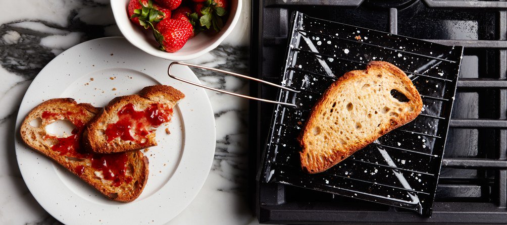 epicurious's tweet photo. This tiny $15 tool can replace your big hulking toaster oven. Hello counter space! https://t.co/Ma42Q8HUO8 https://t.co/mXRe1gA6Q0