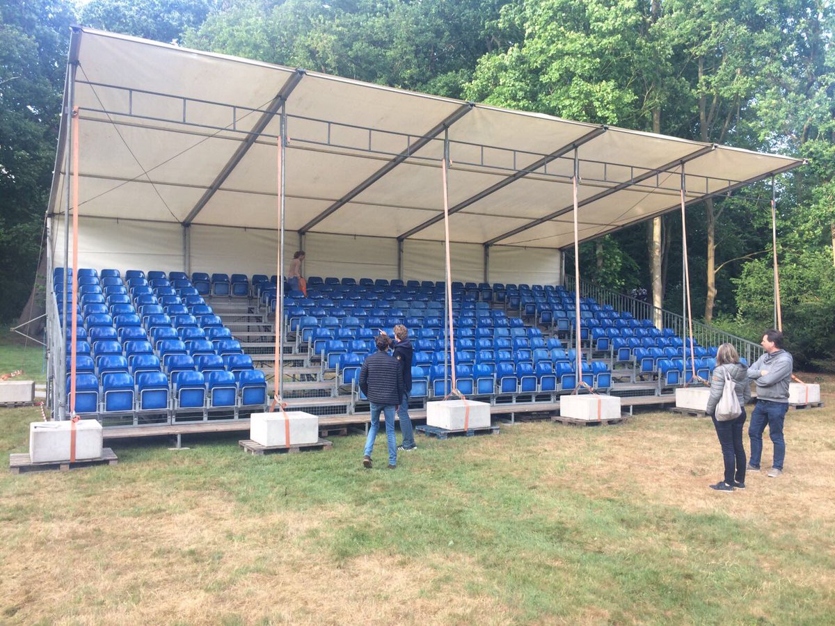 De tribunes zijn geplaatst @speellocatie. Wordt nu echt! #locatietheater #Maartensdijk #Groenekan #Cultuur #Toneel #DonQuichot