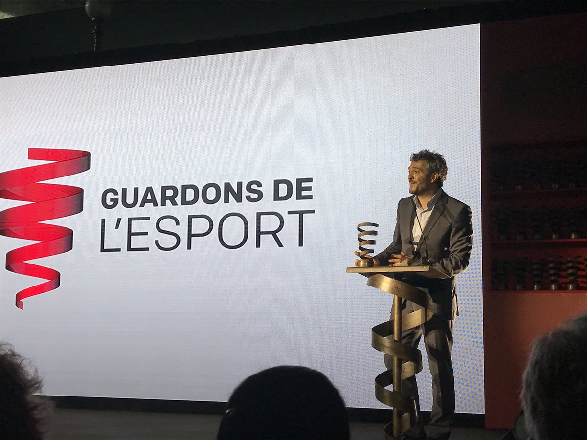 martapuigpalom1's tweet photo. El poder de l'esport es indubtable. Recollint premi per @fupar a l'acta #Guardonsdel'esport https://t.co/4c6k1bQ9E0