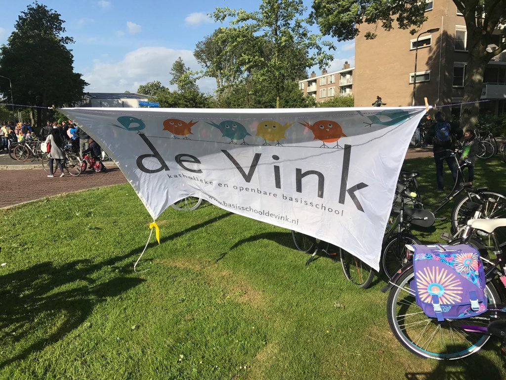 Het waait nog steeds, maar de zon schijnt vandaag. We gaan #wandelen! #avondvierdaagse #a4d #devinkwandelt #Voorschoten