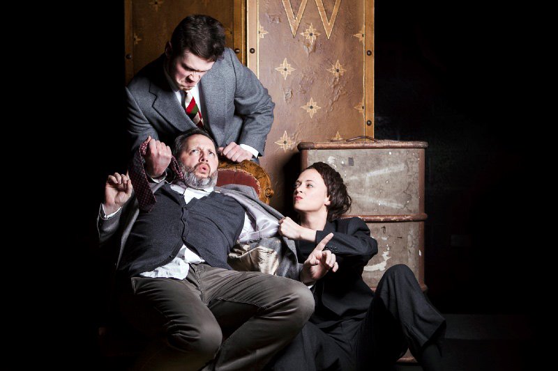 Smash hit comedy One Man, Two Guvnors from The Nonentities has laughter rolling around the aisles <a href="/TheRoseKminster/">Rose Theatre</a> behindthearras.com/reviewsam/2017…