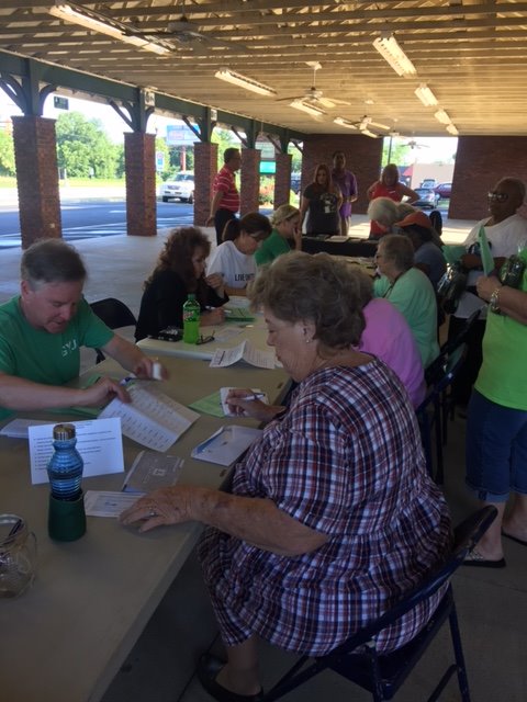 ESMMAndersonCo's tweet image. Had a great time handing out Senior Farmers' Market Nutrition Program vouchers in Iva, Belton, and Anderson!