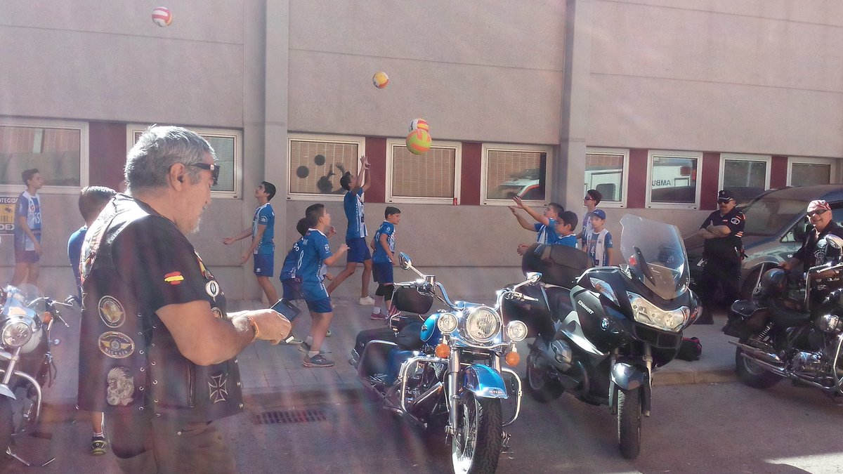 VoleibolLeganes's tweet photo. Nuestros infas y alevines hoy "tocan balón" por la #solidaridad en el Hospital Severo Ochoa @ochoaconsalud  
 @Asc_SONRISAS @bancoalimadrid https://t.co/DR9bBvHk9X