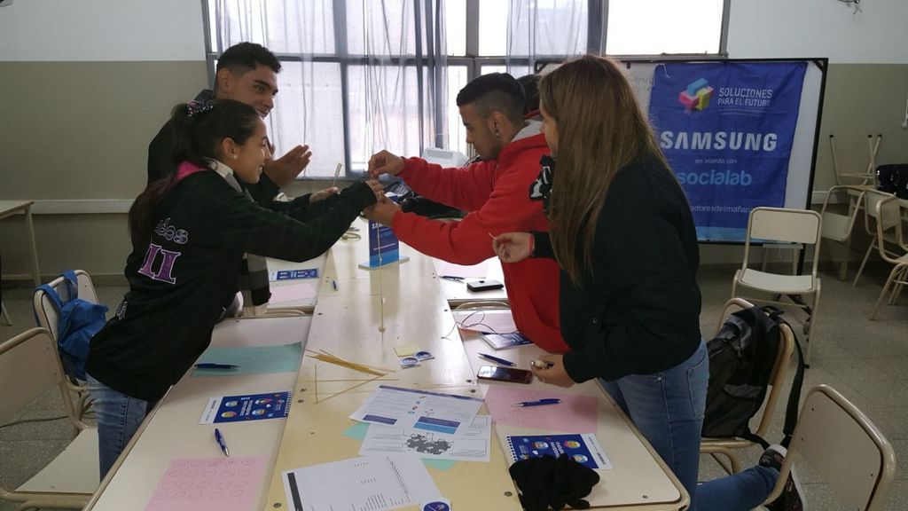 CCRTIC's tweet photo. Taller #SpFCba en IPEM 115 D.F.Sarmiento. @SamsungArg @socialabAr https://t.co/q9CrvJrQlW