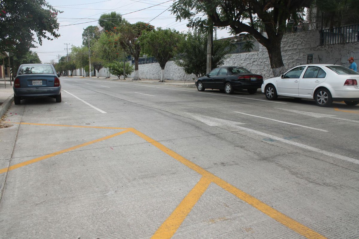 JonadabMartinez's tweet photo. Puerto Melaque era una zona minada, llena de baches y hoyos, antes solo la maquillaban, HOY @EnriqueAlfaroR le realizó cirugía mayor. 😉 https://t.co/JWJwzhR74L
