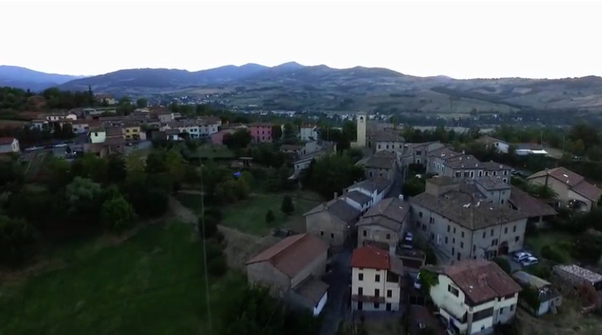 turismoER's tweet photo. La #ValParma è un concentrato di castelli, colline, borghi, campagne e calanchi. 
Scopritela al “volo”🚁 con noi 
https://t.co/JT42EF22D9 https://t.co/XaoED7QWLA