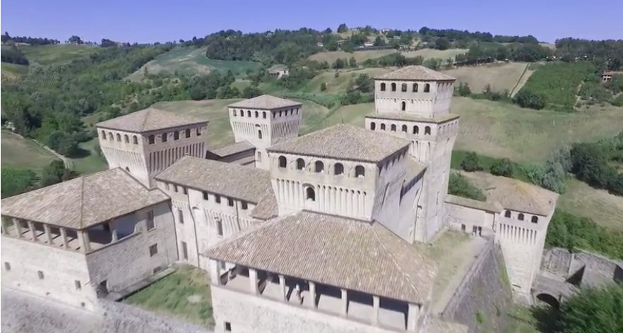 turismoER's tweet photo. La #ValParma è un concentrato di castelli, colline, borghi, campagne e calanchi. 
Scopritela al “volo”🚁 con noi 
https://t.co/JT42EF22D9 https://t.co/XaoED7QWLA