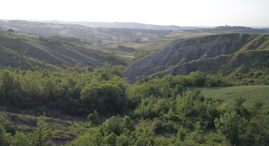 turismoER's tweet photo. La #ValParma è un concentrato di castelli, colline, borghi, campagne e calanchi. 
Scopritela al “volo”🚁 con noi 
https://t.co/JT42EF22D9 https://t.co/XaoED7QWLA