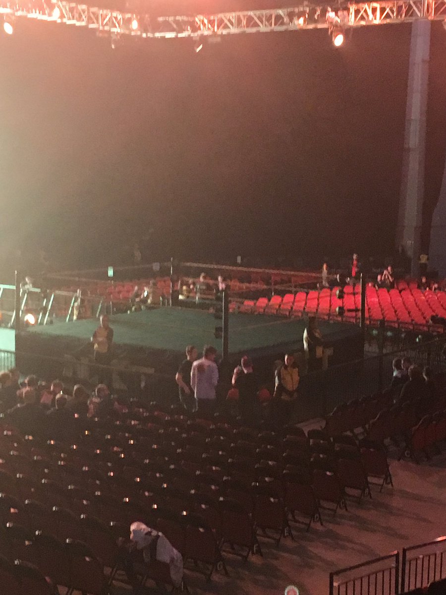 MissDarkberri's tweet photo. #NXTLeeds #BrightAssLights https://t.co/XFzvdti3VL