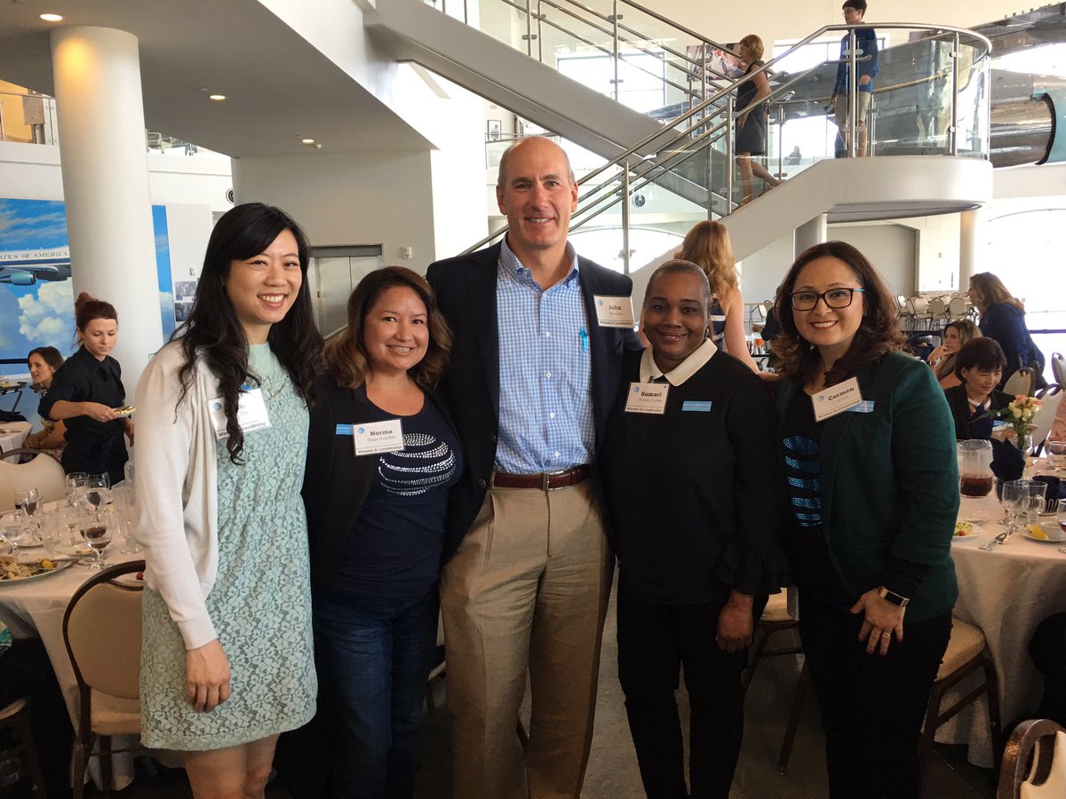VeronicaChen556's tweet photo. Amazing and inspirational! #2017WomenInLeadershipSummit https://t.co/OsqTzHOsvb