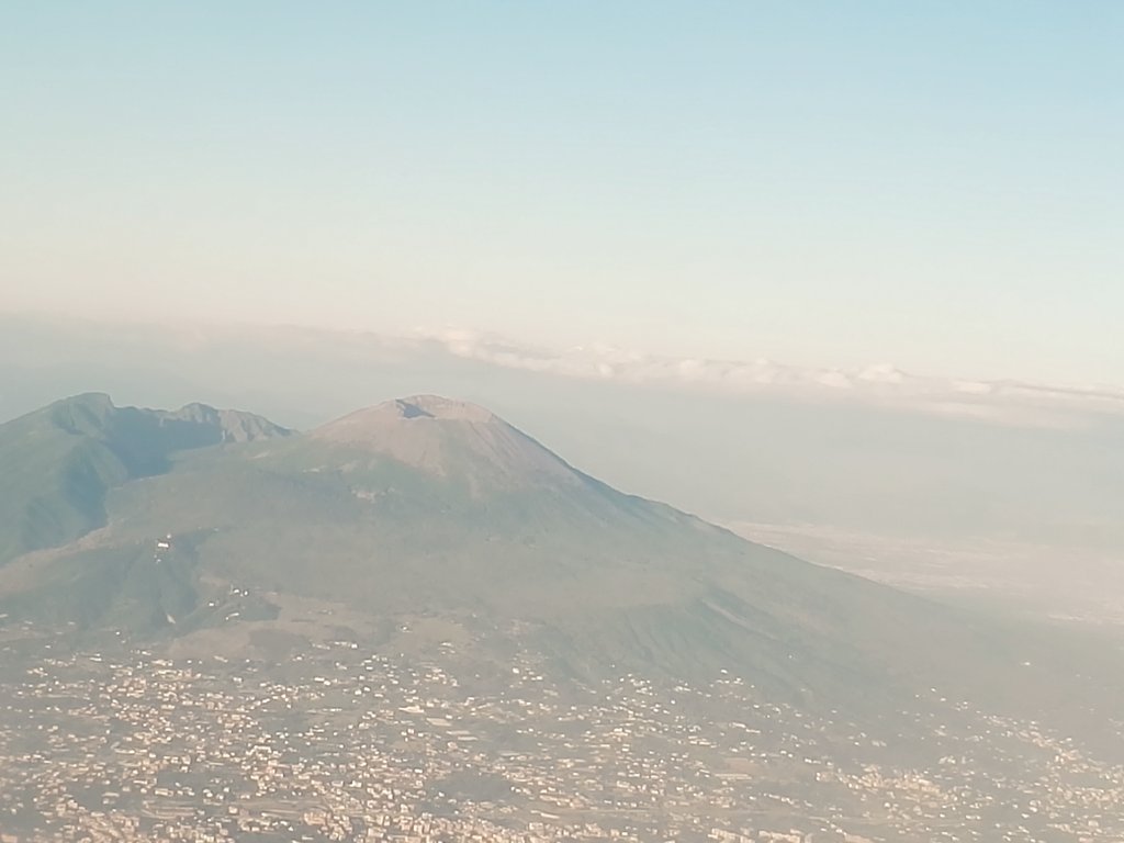 CorradoSciutto's tweet photo. #napoli from the sky https://t.co/L3DGktfFYM