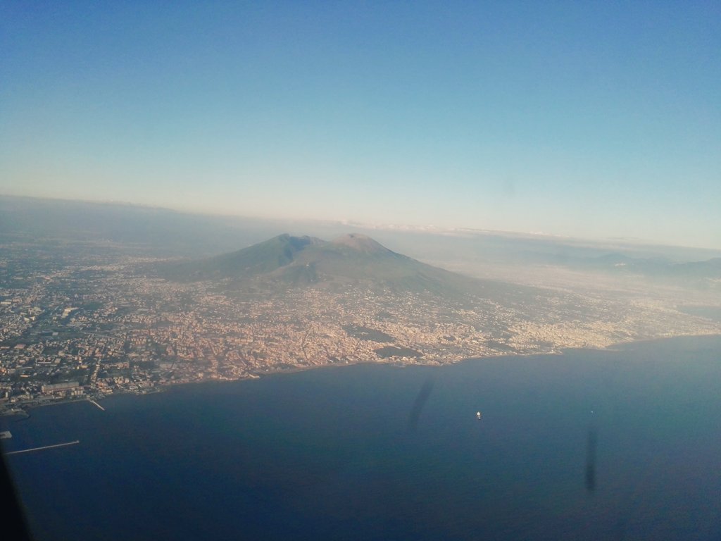 CorradoSciutto's tweet photo. #napoli from the sky https://t.co/L3DGktfFYM