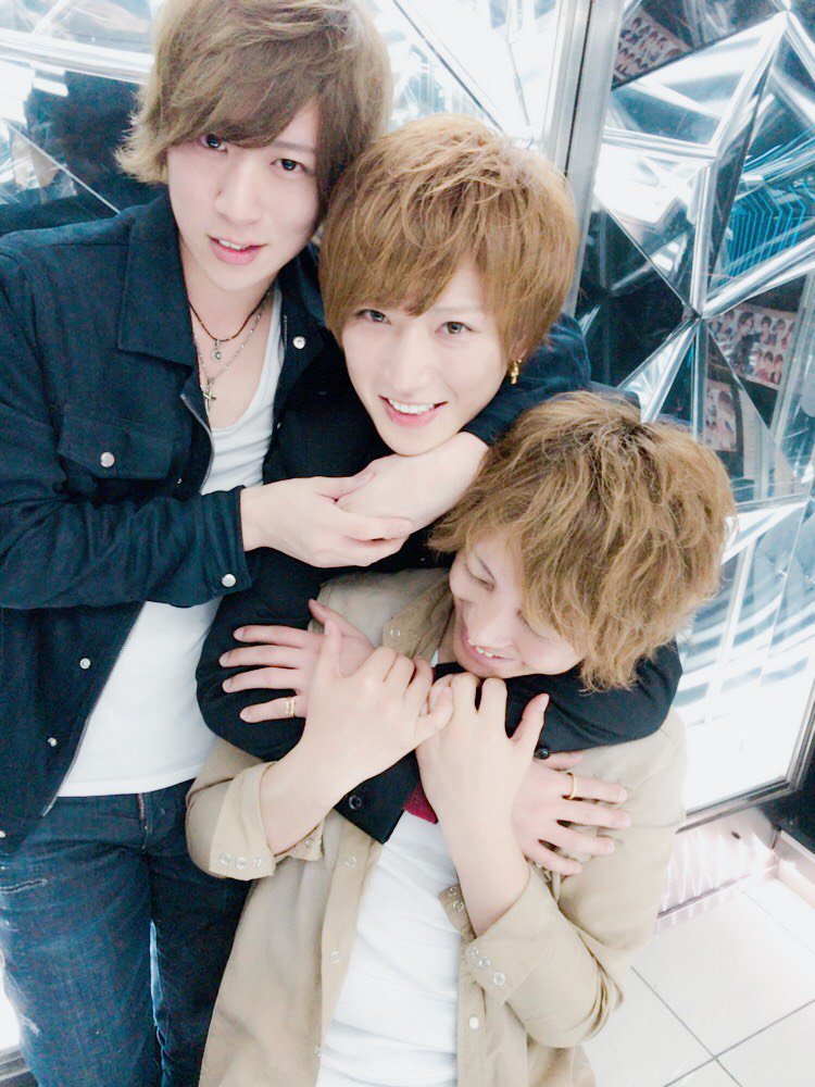 air_group_aaa's tweet photo. 今日の #ラストソング は #矢沢りょうた 部長でした♪
#AAAGOLD #イケメン #ホスト #歌舞伎町 #従業員大募集
#AIRGROUP 求人担当 #桜井麗央 直通
電話：080-5195-8956（24時間OK）
LINE：08051958956 https://t.co/Vzgd7OADRE