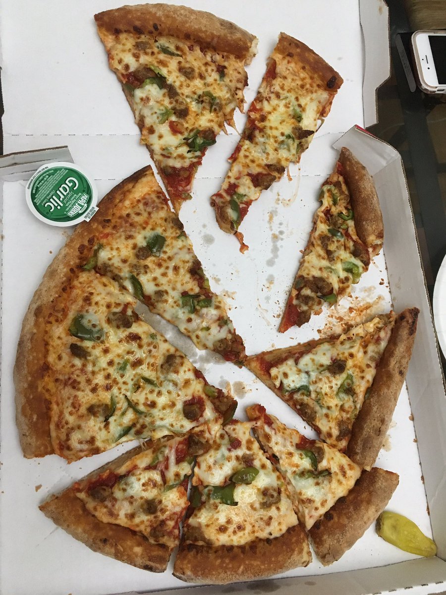 OHsukmi's tweet photo. @PapaJohns smh. I order papa John's like once a week. What the... this is a DISGRACE to all pizza lovers. 🤦🏼‍♀️ https://t.co/ebfDHiOoz9