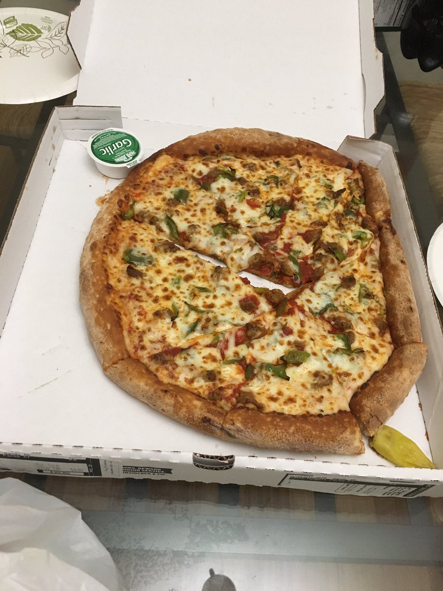 OHsukmi's tweet photo. @PapaJohns smh. I order papa John's like once a week. What the... this is a DISGRACE to all pizza lovers. 🤦🏼‍♀️ https://t.co/ebfDHiOoz9