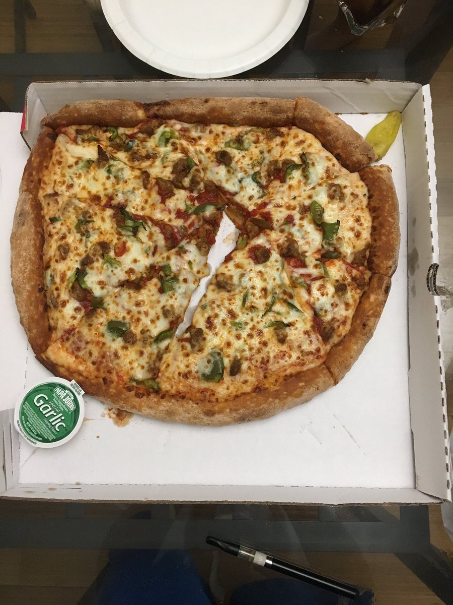 OHsukmi's tweet photo. @PapaJohns smh. I order papa John's like once a week. What the... this is a DISGRACE to all pizza lovers. 🤦🏼‍♀️ https://t.co/ebfDHiOoz9