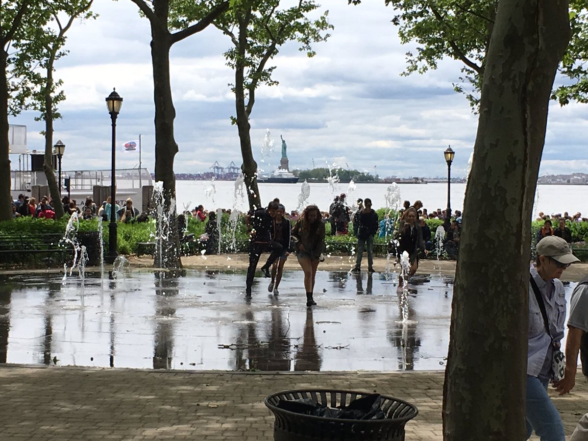 Andy_P_Jackson's tweet photo. The fountains in #NYC aren't a patch on ours in @2017Hull wonder how they'll compare to @TheBellagioLV in a couple of days? #Hull https://t.co/gSkqbKf5rK