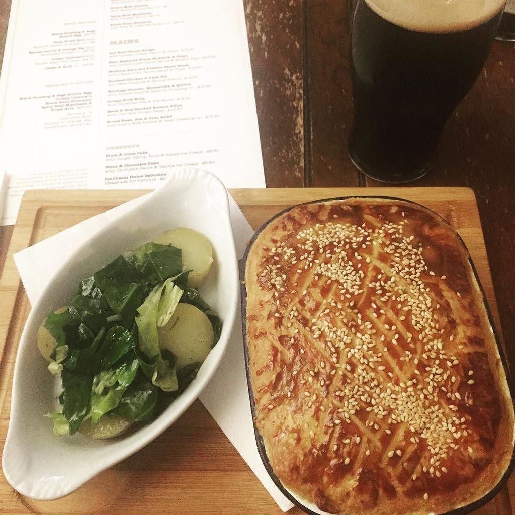 MlCHlY0's tweet photo. Smoked chicken & leek pie w/ potatoes & spring greens + Smog Rocket porter from @localbeerhouse #hackandhop 👌
.
.
.
.
#meatpie #london #pub… https://t.co/AuI7k3T7eS