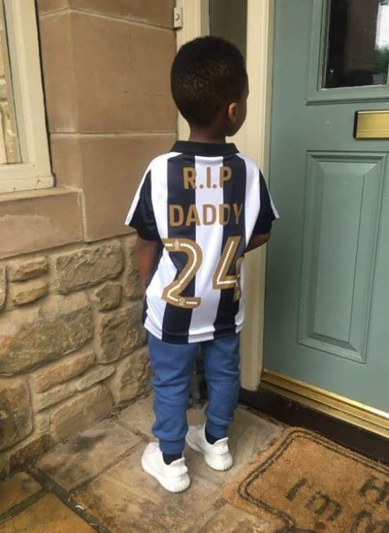 ActuFoot_'s tweet image. Quand le fils de Cheik Tioté rend hommage à son père... 😢❤