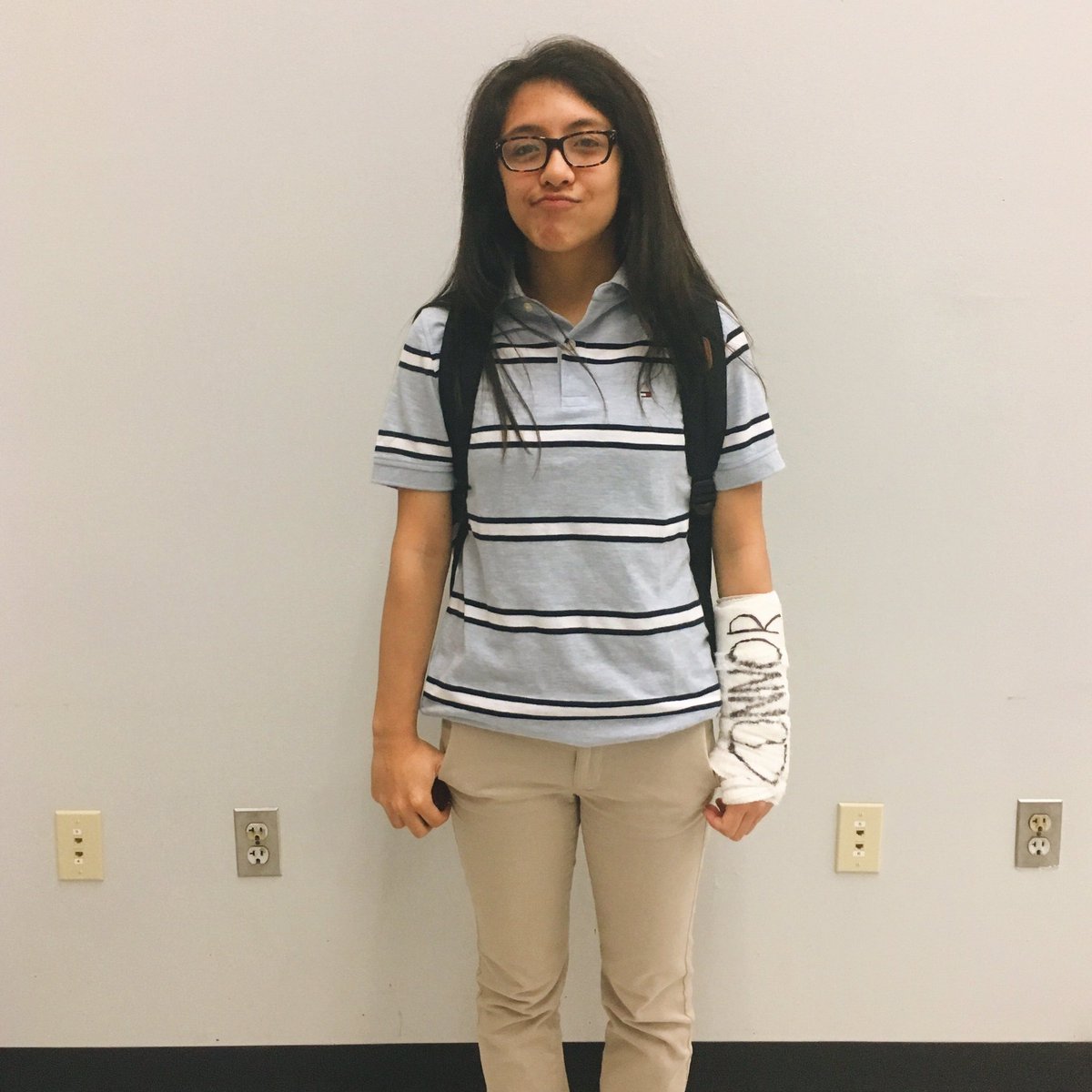 AlanaDelGrace's tweet photo. Dear Evan Hansen, this week is gonna be good spirit week and here's why! 💙🍎#fictionalcharacterday @DearEvanHansen @BenSPLATT https://t.co/CqApjvDogg